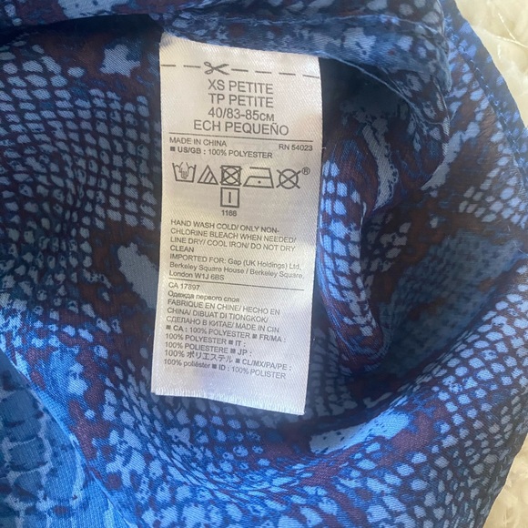 Banana Republic XS Petite Blue Sleeveless v neck blouse snakeskin print - Picture 5 of 5